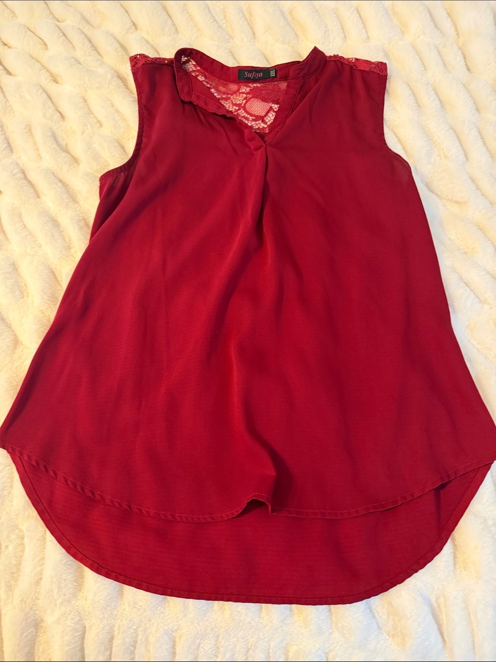 Sleeveless Lace-Trim Sleeveless Shirt in Wine C4